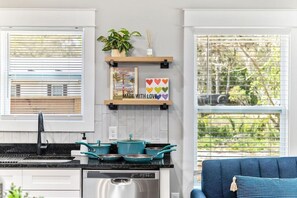 Refrigerador, cafetera y tetera, periquera y utensilios de cocina