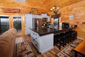 冷蔵庫、電子レンジ、オーブン、コンロ