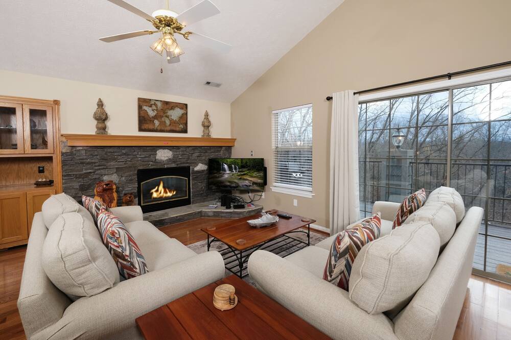 Skinny Bear Lodge: Luxe 3BR near Dollywood