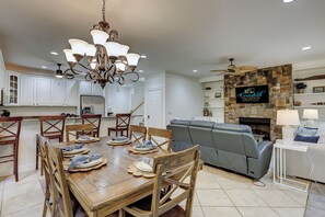 Dining - 216 Cordillo Parkway is a pet-friendly home that sleeps 10 with a private pool! (Hilton Head Island)