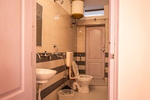 Douche, sĂšche-cheveux, serviettes fournies, savon