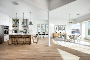 ثلاجة، ميكروويف، فرن، موقد طهي مسطح