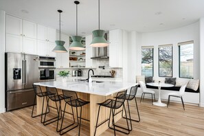 ثلاجة، ميكروويف، فرن، موقد طهي مسطح