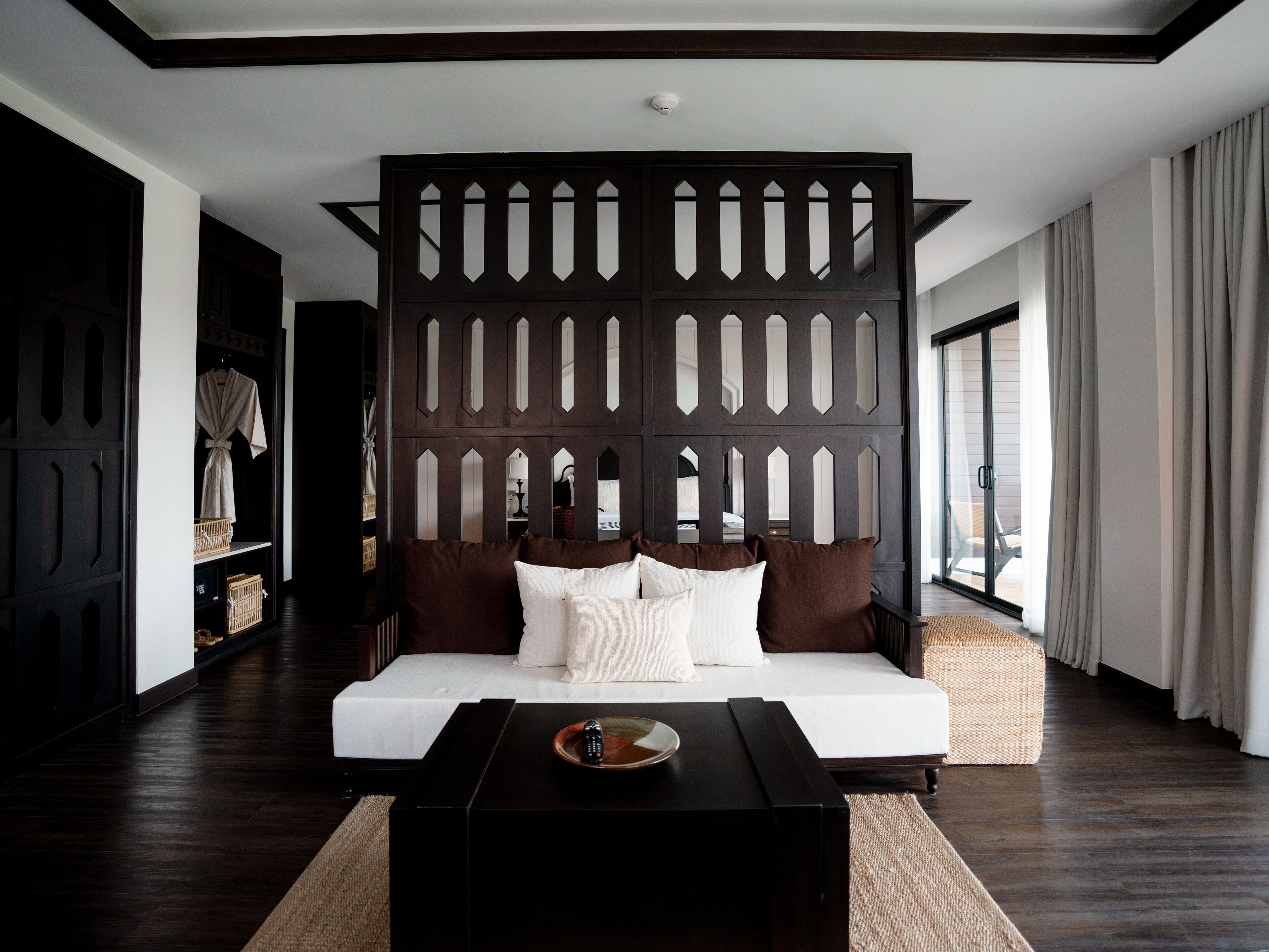 Executive Room, 1 King Bed | Free minibar, in-room safe, desk, blackout curtains