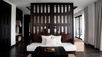 Minibar con artículos gratuitos y caja de seguridad en la habitación