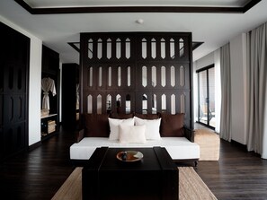 行政客房, 1 张特大床 | 迷你吧（备有免费物品）、客��房内保险箱、办公桌、遮光窗帘