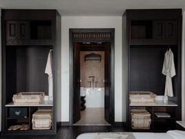 行政客房, 1 张特大床 | 迷你吧（备有免费物品）、客房内保险箱、办公桌、遮光窗帘