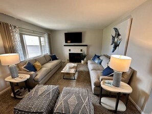 Smart TV, chimenea, futbolito y libros