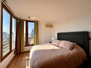 3 makuuhuonetta, työpöytä, silitysrauta/-lauta, vauvan matkasänky