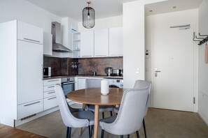 Geladeira, micro-ondas, fogão, lava-louças