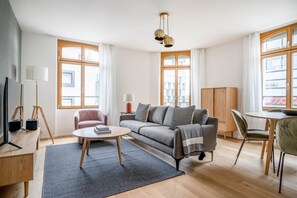 TV, stereo - Dreamy Gundeldingen 4 Room w/ Storage, nr Basel Main Stn, by Blueground (Basel)