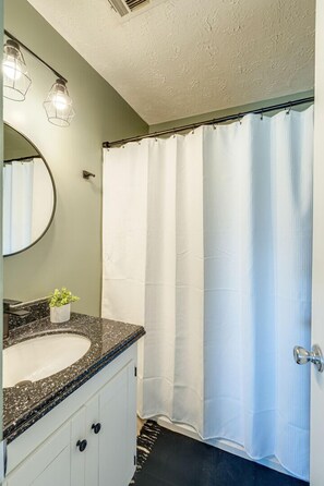 Combined shower/tub, hair dryer, towels, shampoo
