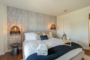 2 bedrooms, iron/ironing board, travel cot, free WiFi - Boho West - 3 Mins to Broadway - 31+ Day Stays (Nashville)