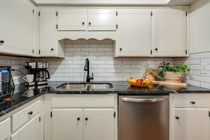 Fridge, microwave, oven, stovetop - Boho West - 3 Mins to Broadway - 31+ Day Stays (Nashville)