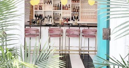 Modern farmhouse w/ heated pool, beach, horses and winery in heart of North Fork