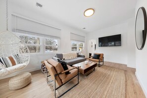 Smart TV, fireplace, books, music library - Modern farmhouse w/ heated pool, beach, horses and winery in heart of North Fork (Mattituck)