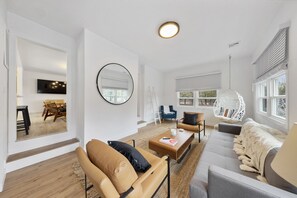 Smart-TV, Kamin, Bücher, Musikbibliothek