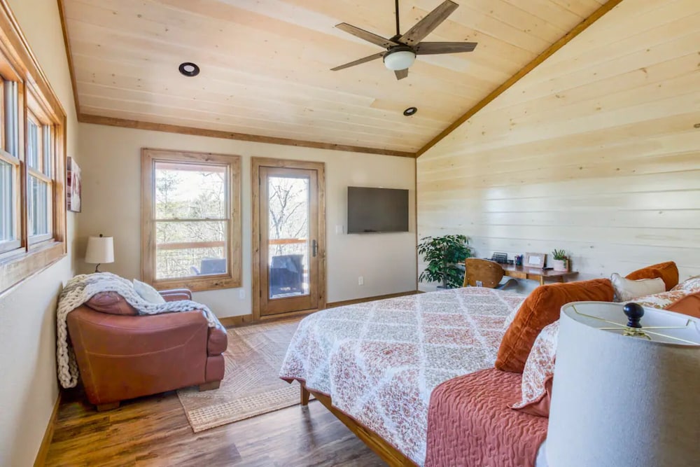 Luxury Cabin in Blue Ridge Mountain 4 bedroom 2 primary bedrooms with