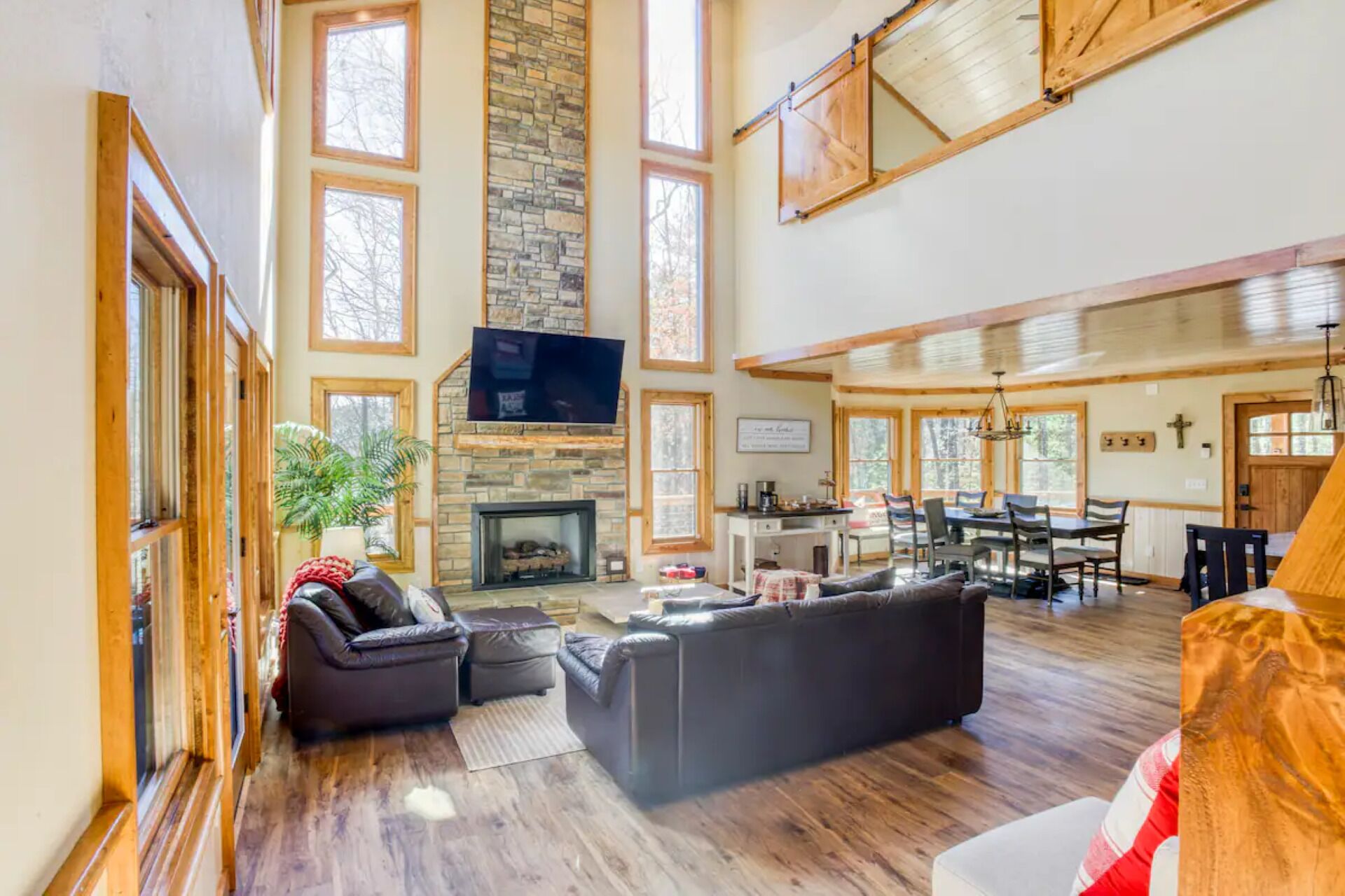 智能電視、壁爐、足球機