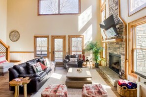 Smart TV, caminetto, tavolo da calcetto