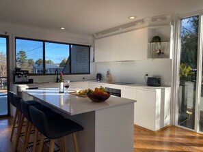 Fridge, microwave, oven, stovetop - Jindabyne Lake View walk to town, fireplace, 3 bed, 3 bath (Jindabyne)