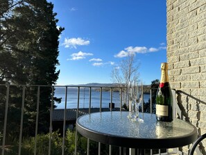 Outdoor dining - Jindabyne Lake View walk to town, fireplace, 3 bed, 3 bath (Jindabyne)
