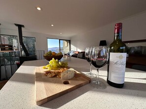 Dining - Jindabyne Lake View walk to town, fireplace, 3 bed, 3 bath (Jindabyne)