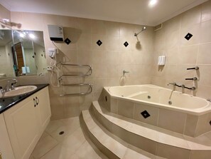 Bathtub, towels - Jindabyne Lake View walk to town, fireplace, 3 bed, 3 bath (Jindabyne)