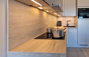 Réfrigérateur, micro-ondes, plaque de cuisson, lave-vaisselle