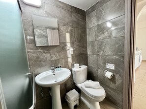 Douche, séchoir à cheveux, serviettes fournies