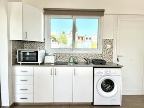 Kühlschrank, Mikrowelle, Ofen, Wasserkocher