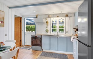 Kühlschrank, Herdplatte, Wasserkocher mit Kaffee-/Teezubehör