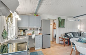 Køleskab, mikrobølgeovn, kogeplade, kaffe-/temaskine