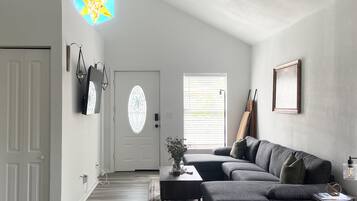 Una Smart TV, una chimenea, libros