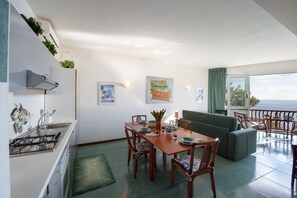 Fridge, oven, stovetop, coffee/tea maker