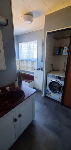 Shower, towels, soap, shampoo - Musselburgh home for families and large groups (Dunedin)