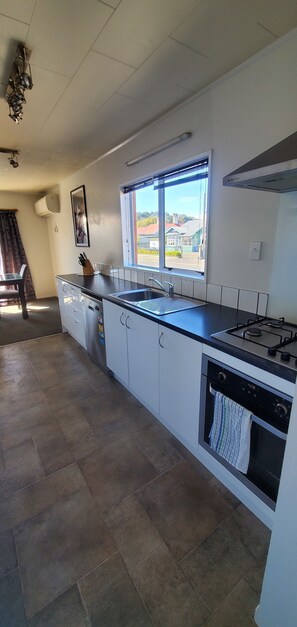Oven, dishwasher, high chair - Musselburgh home for families and large groups (Dunedin)