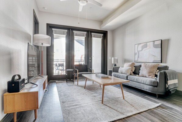 Televisio, stereot, työhuone