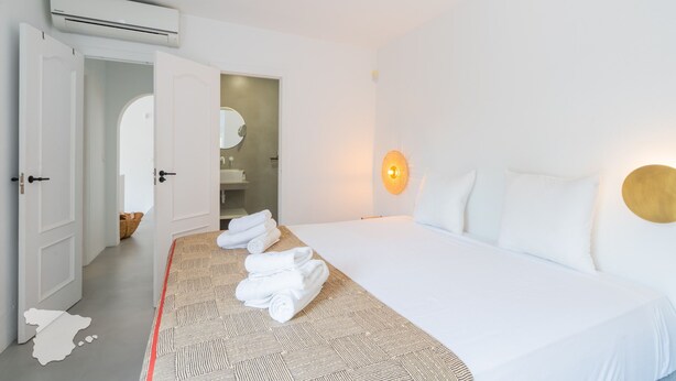 Ein Hotelzimmer mit Bett, Badezimmer und Klimaanlage.