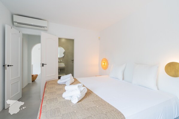 Ein Hotelzimmer mit Bett, Badezimmer und Klimaanlage.