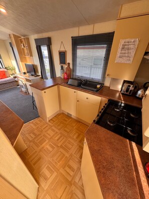 Fridge, oven, stovetop, coffee/tea maker
