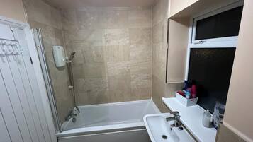 Combined shower/bathtub, towels