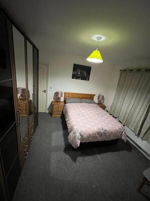 3 dormitorios, tabla de planchar con plancha, wifi y ropa de cama
