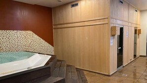 A spa area with a hot tub and wooden walls. - Sunset Bliss in Albufeira - Short walk to Oldtown (Albufeira)