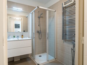 Dusj, hårføner og håndklær