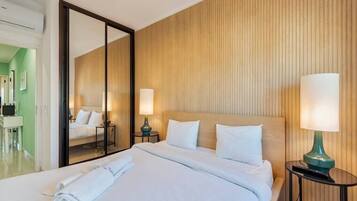 2 quartos, escrivaninha, ferros/tábuas de passar roupa, berço de viagem