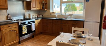 Charming 4-Bed House in Cheltenham, Free Parking