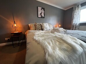 4 bedrooms, iron/ironing board, WiFi, bed sheets