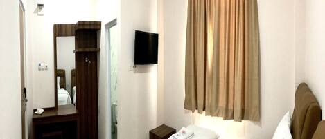 Premium Twin Room | Desk, soundproofing, free WiFi, bed sheets