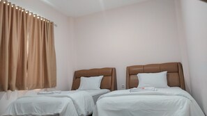 Premium Twin Room | Desk, soundproofing, free WiFi, bed sheets - Selecta Indah  (Padang)